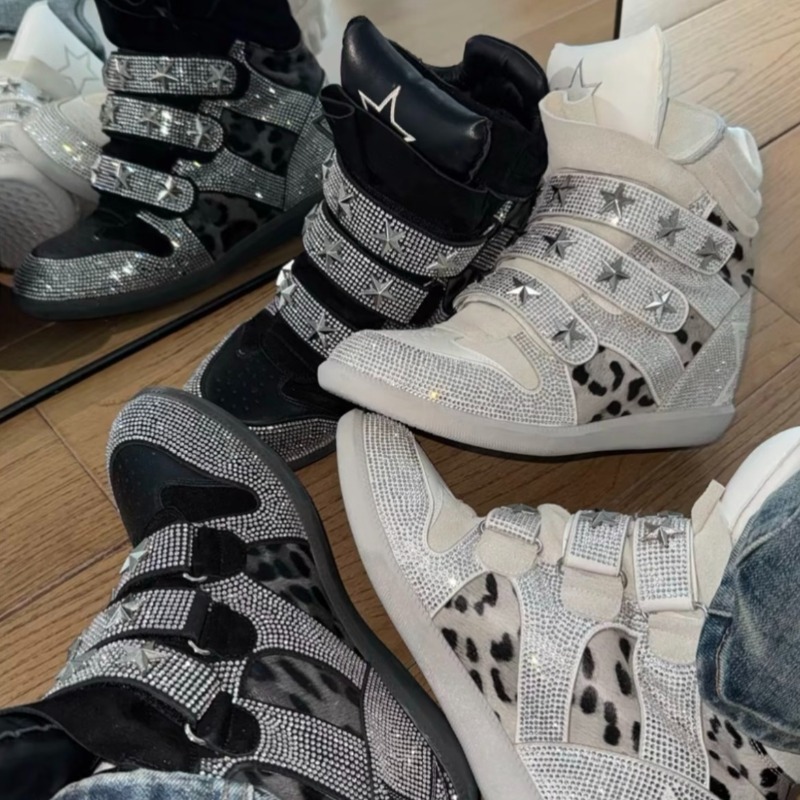 Ethnic Modern Fashion - High-Top-Sneaker mit versteckten Keilabsätzen, verziert mit
