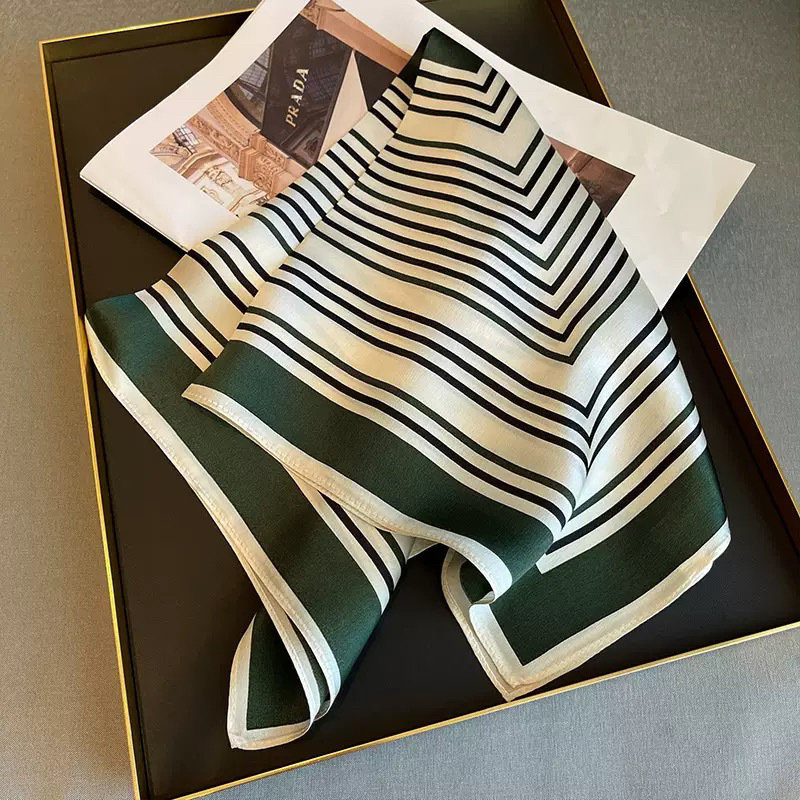 Luxuriöser Vintage-Seidenschal – Ethnic Fashion Design Bewertung und Preis